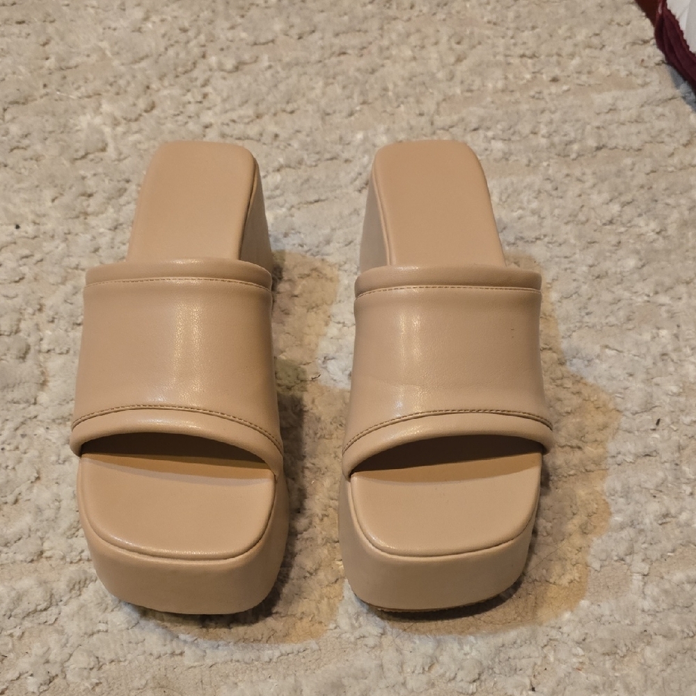 Chic Tan Women's Mules